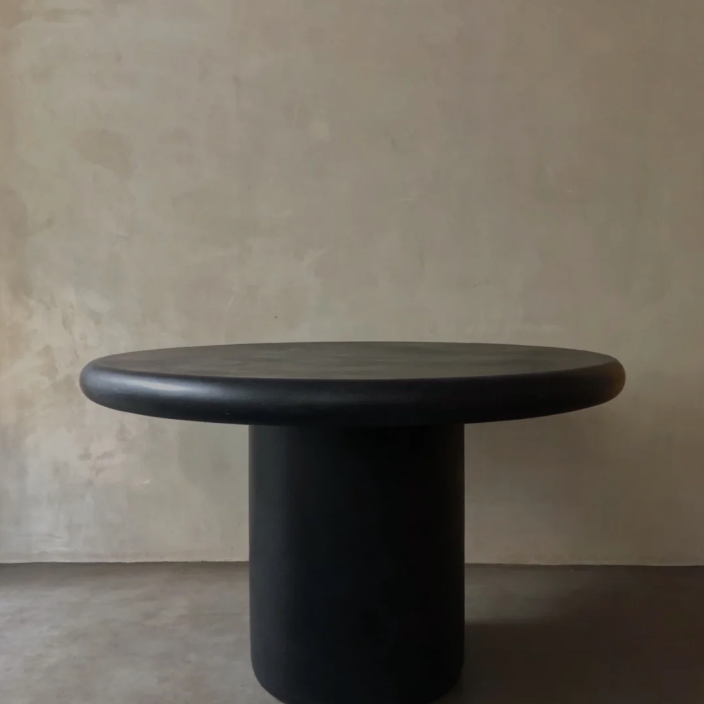 round-table-black-collectible-by-midgu-01