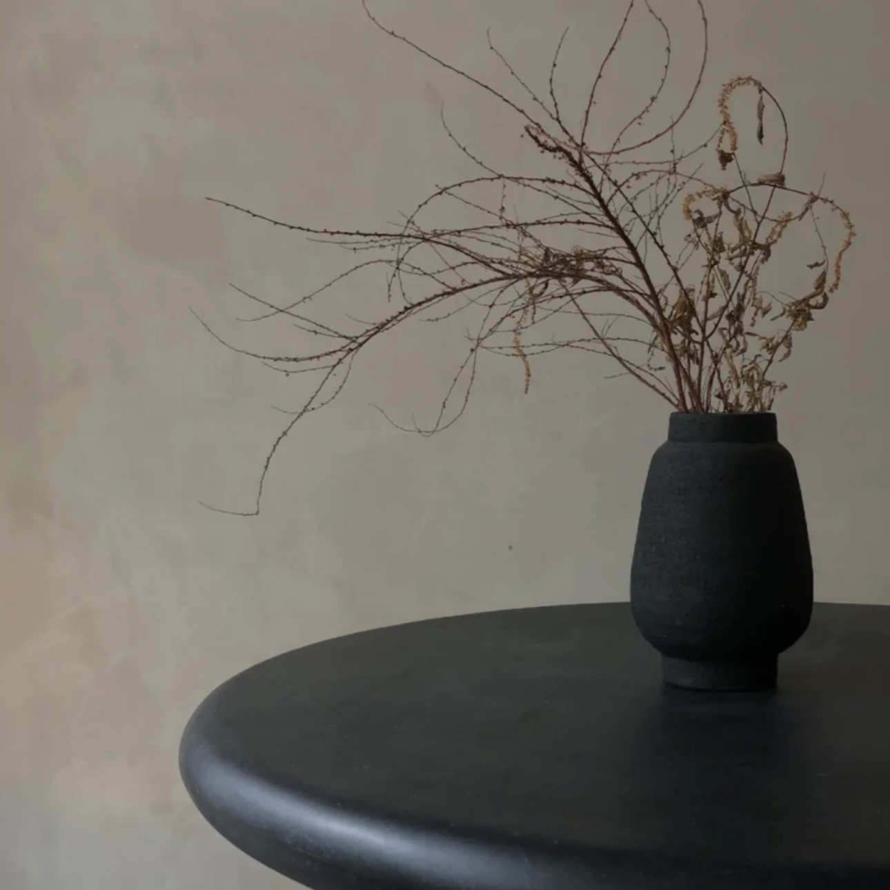 round-table-black-collectible-by-midgu-02