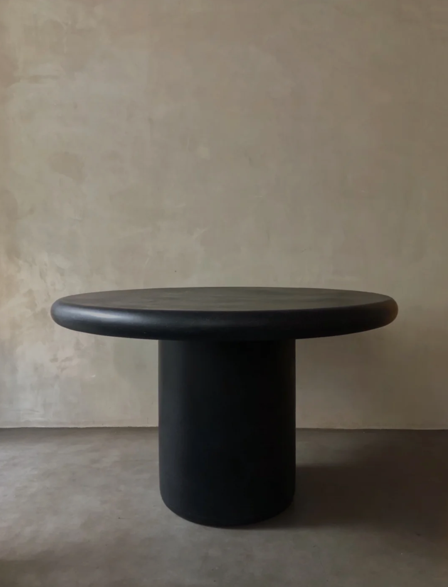 round-table-black-collectible-by-midgu-01